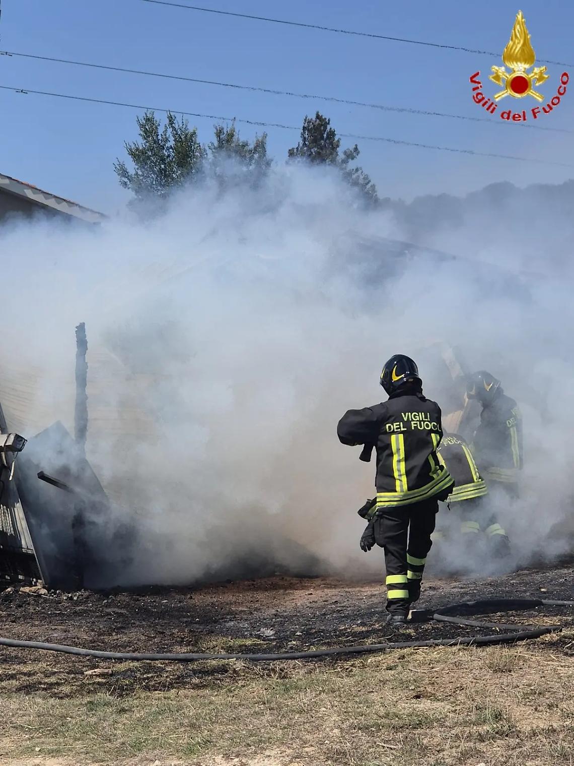 Capanno in fiamme a Tolfa, salvati gli animali e messe in sicurezza le abitazioni limitrofe