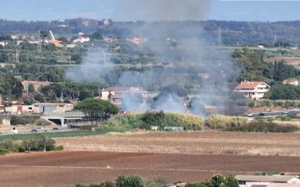 Rogo di sterpaglie, traffico in tilt e fuliggine che invade le case