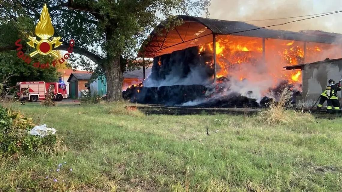 Fienile distrutto da un incendio