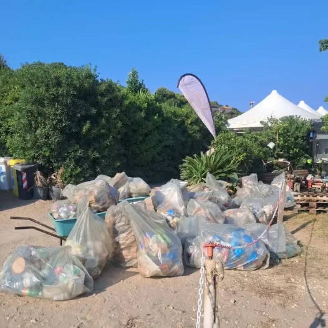 Bagordi nella notte: lasciati sulla spiaggia rifiuti e vetro
