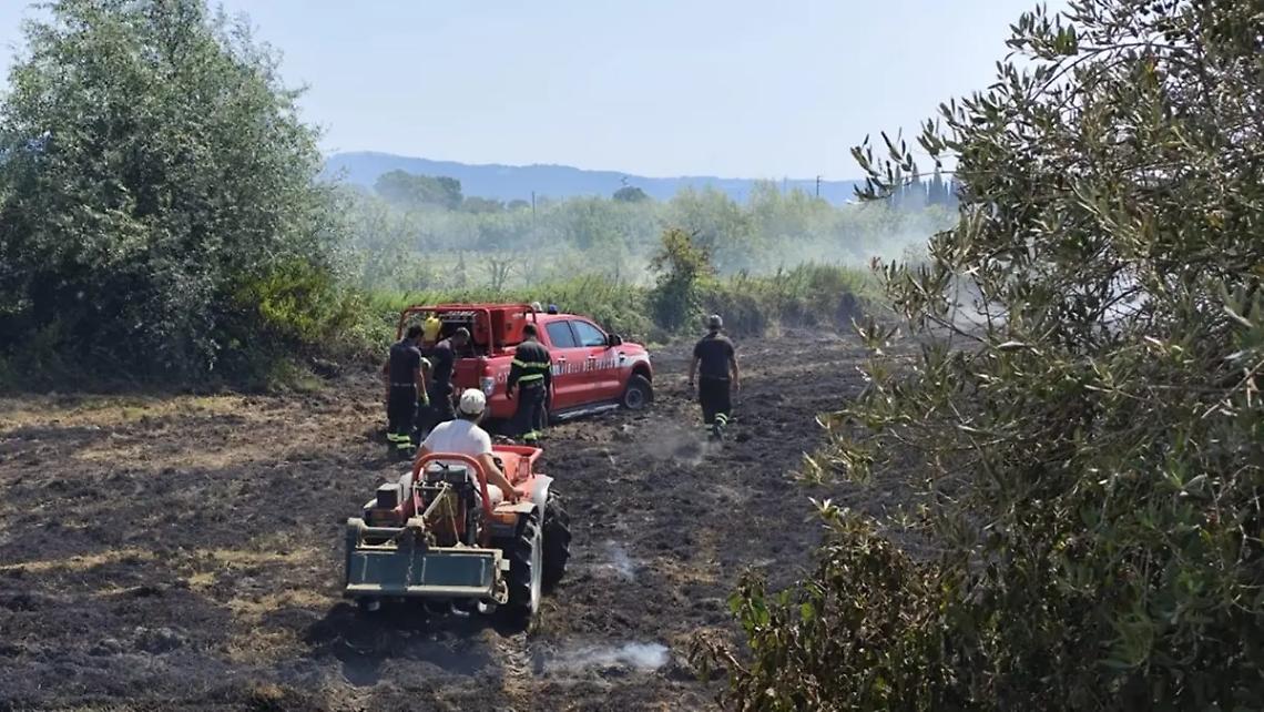 Incendio alla periferia di Sutri minaccia le abitazioni