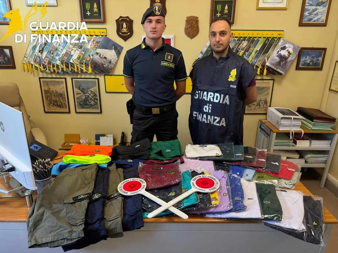 Controlli della Finanza sul litorale: sequestrati 400 capi contraffatti