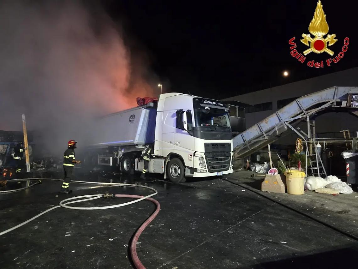 Incendio nella notte al porto di Civitavecchia, Vigili del fuoco in azione per domare le fiamme