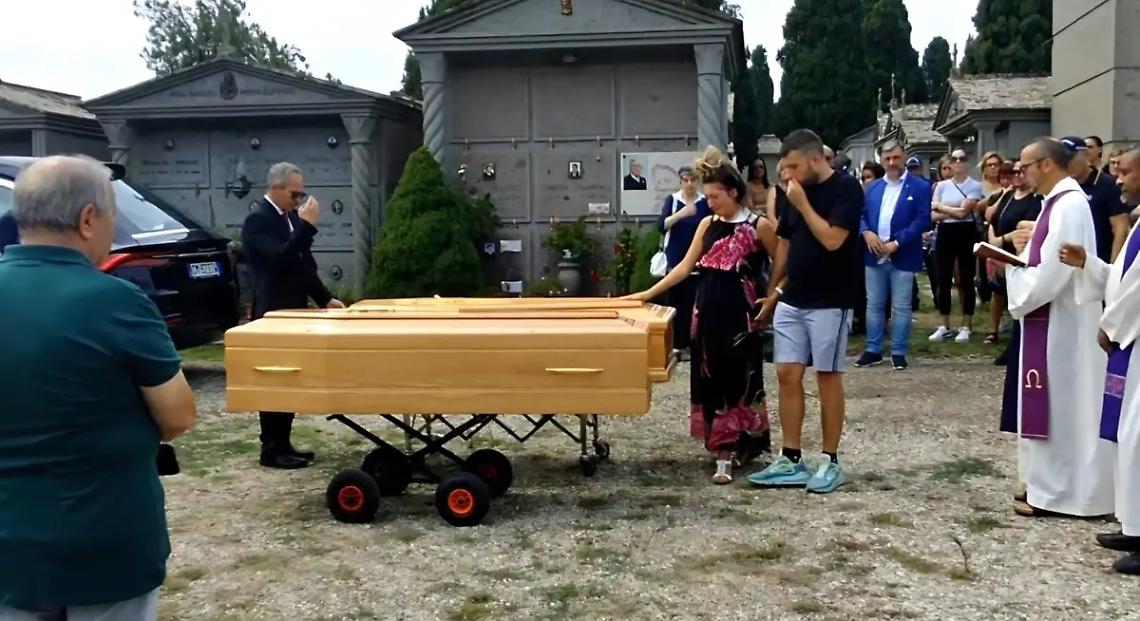 Dolore e commozione ai funerali dei coniugi Montanaro