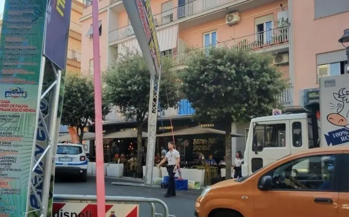 Autista di un tir urta il cartellone pubblicitario e fugge: la Polizia lo rintraccia