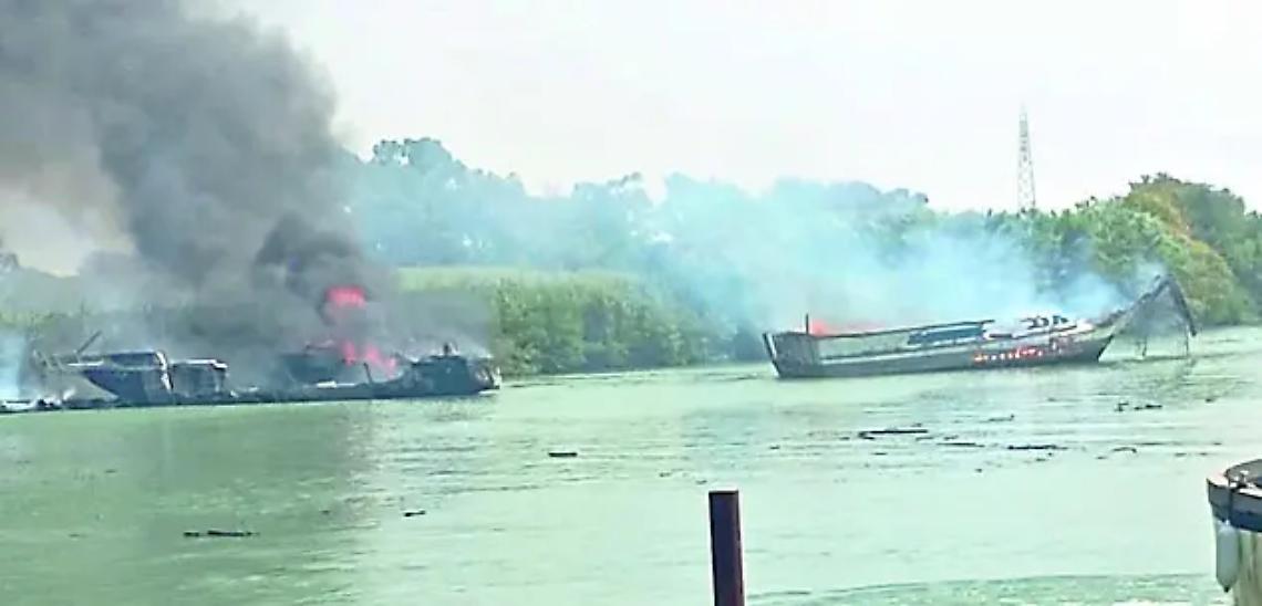 Fiamme al cantiere navale, i residenti protestano per i numerosi roghi