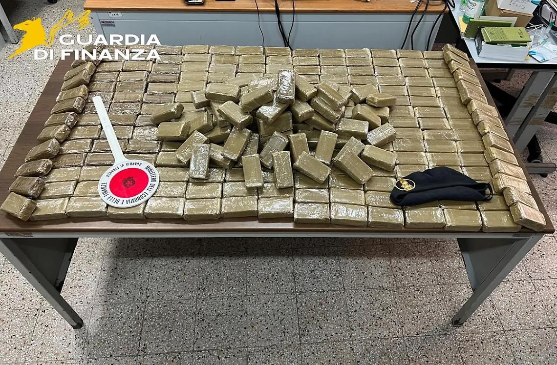 Nascondeva 30 kg di hashish tra i giocattoli: arrestato un corriere della droga