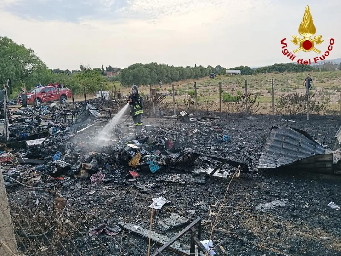Roulotte in fiamme in via del Sasso: intervento dei vigili del fuoco a Cerveteri