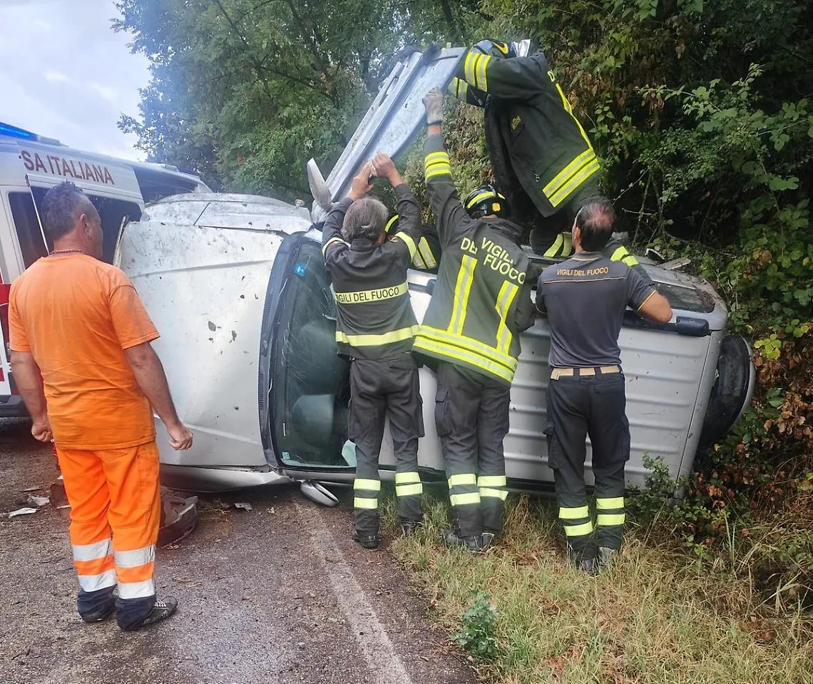 Auto finisce fuoristrada sulla Tuscanese, strada chiusa per un&rsquo;ora