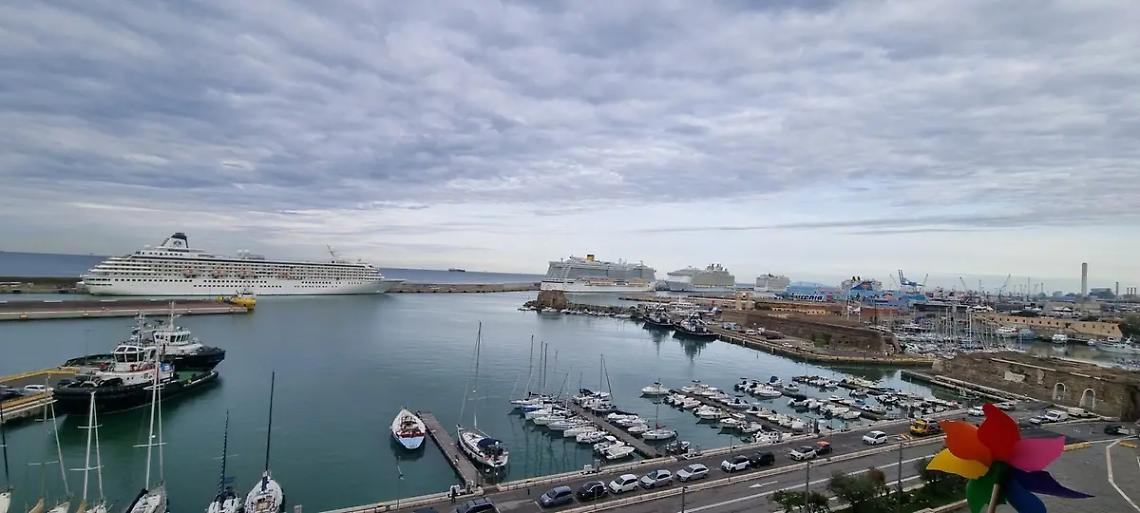 Estate senza sosta: il porto continua a macinare passeggeri