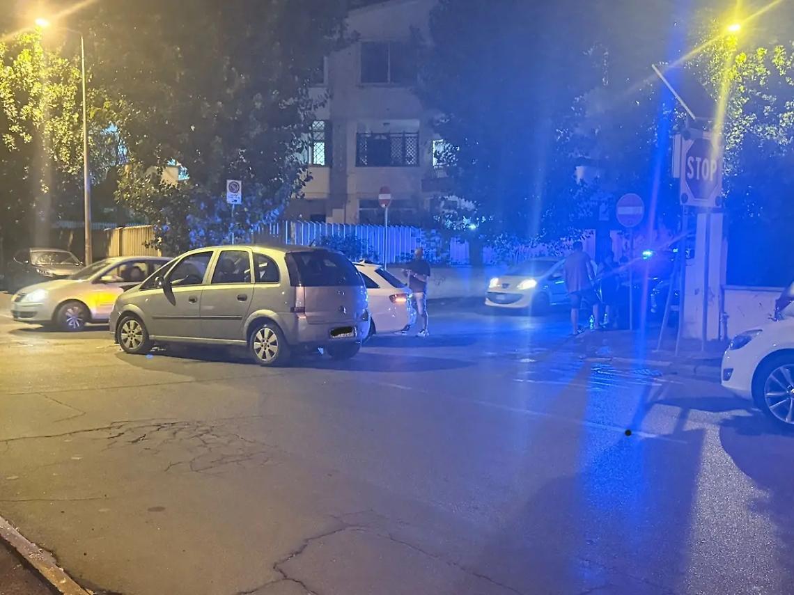 Scontro tra auto in pieno centro: due persone ferite e in ospedale