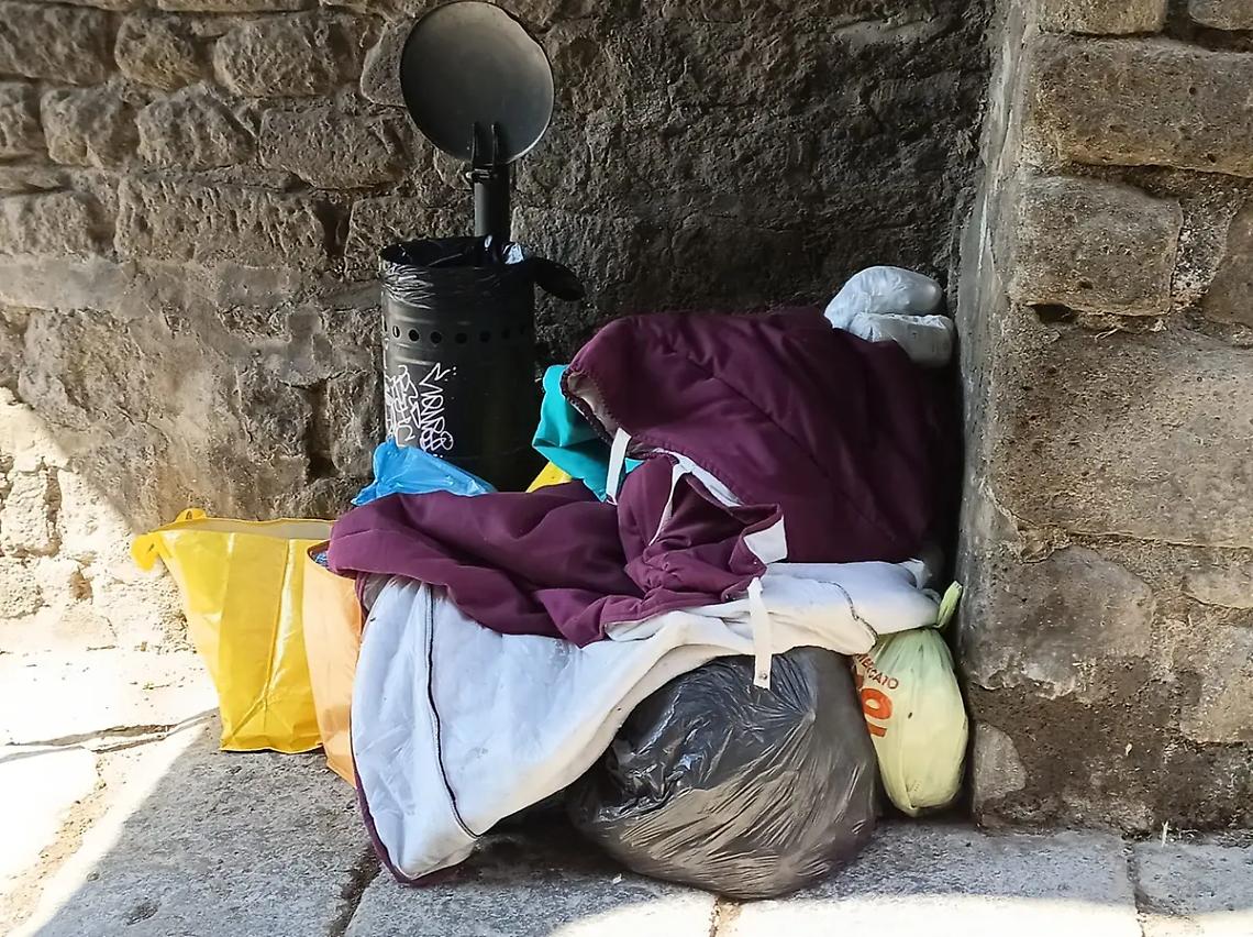 Il benvenuto ai turisti tra i rifiuti