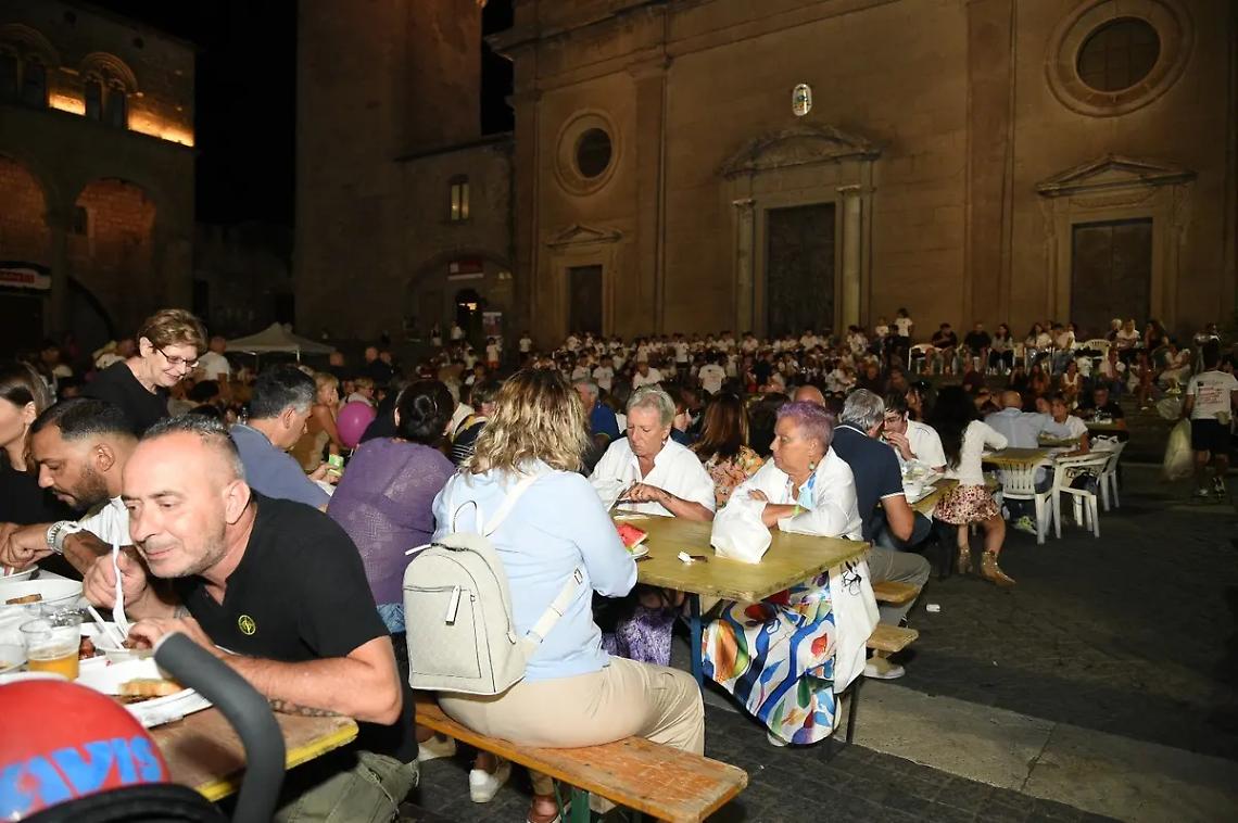 Cene dei Facchini, partenza col botto