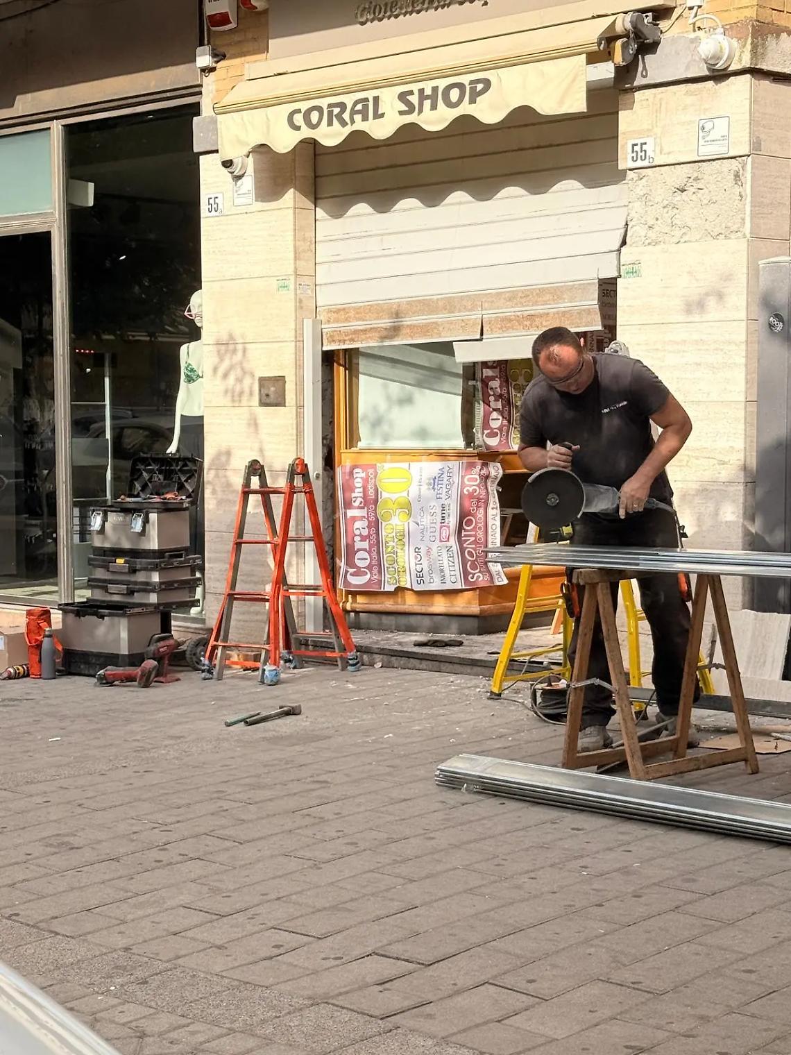 Auto come ariete per sfondare la vetrina: colpo alla gioielleria sul viale Italia