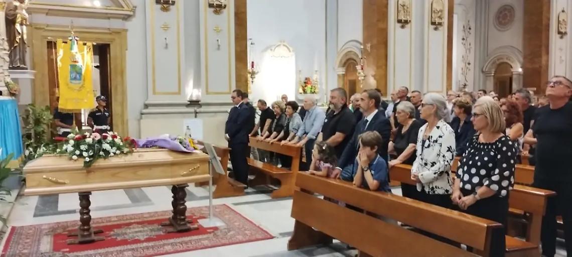 Cattedrale gremita per l&rsquo;ultimo saluto a Claudio La Camera
