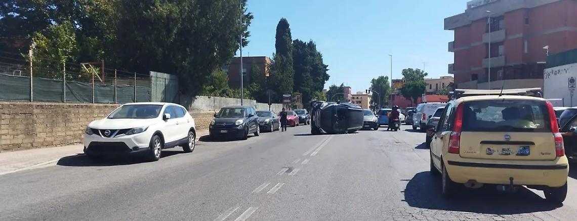 Si ribalta con l&rsquo;auto: paura sulla Mediana
