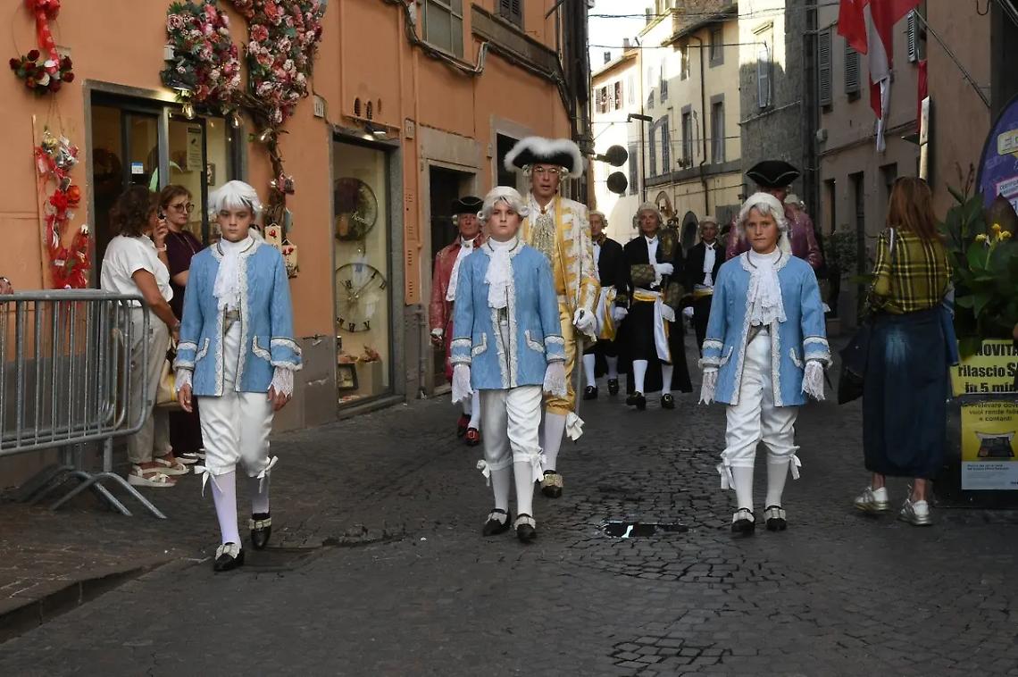 Viterbo: in trecento hanno sfilato in abiti d&rsquo;epoca
