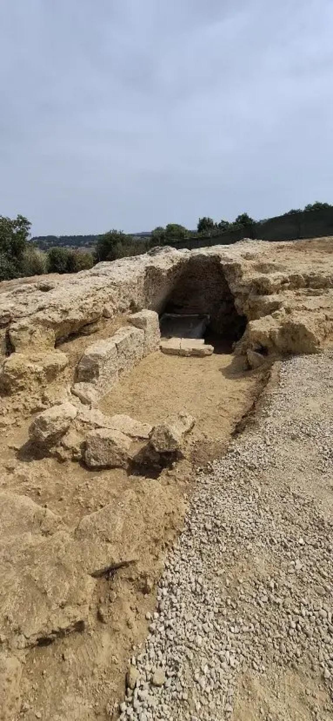 Tarquinia, eccezionale scoperta archeologica nella necropoli dei Monterozzi: alla luce una nuova tomba etrusca inviolata