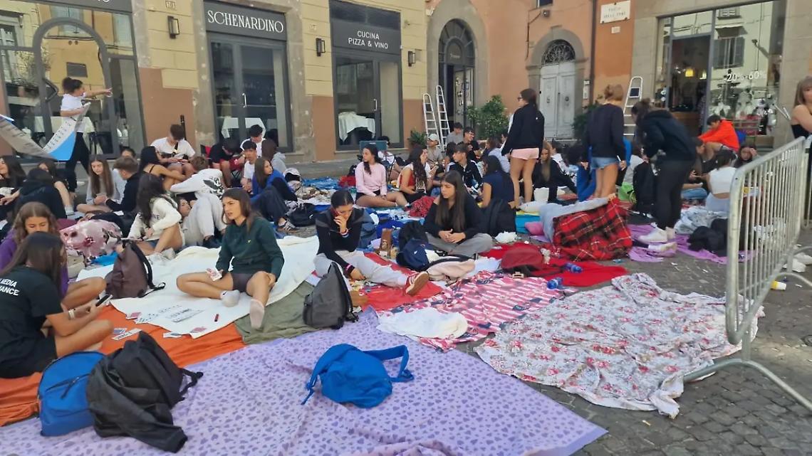 Tanti giovani in attesa dall&rsquo;alba