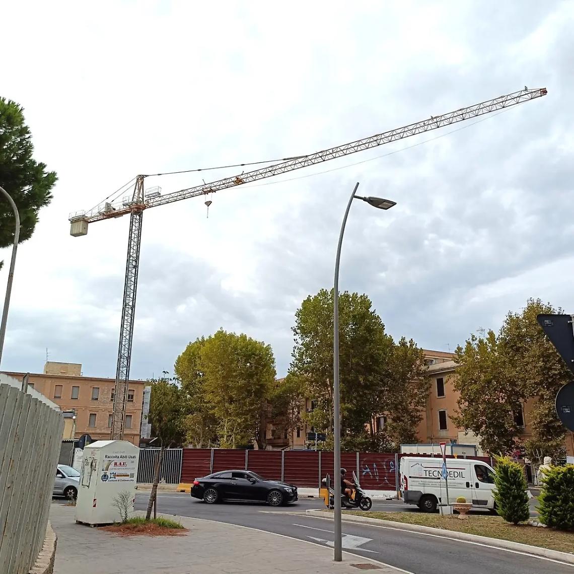 Via XVI Settembre, montata la gru: cantiere Ater nei tempi