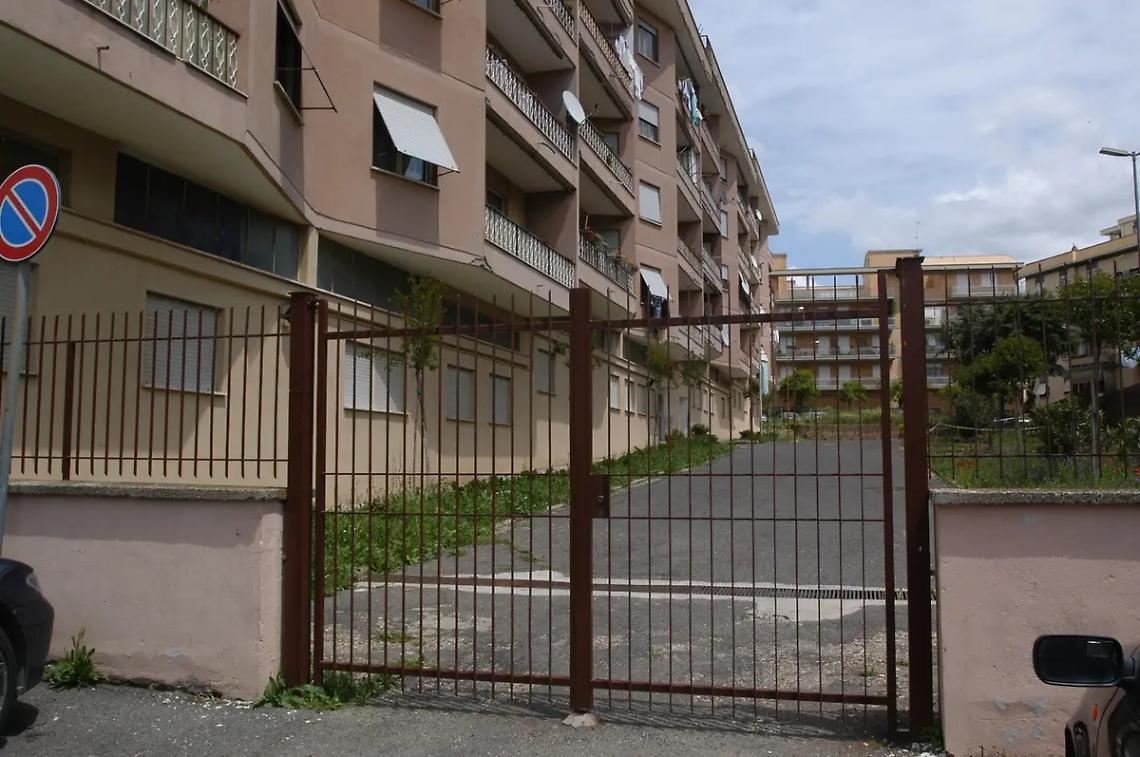 Vandali in azione in via Fusco