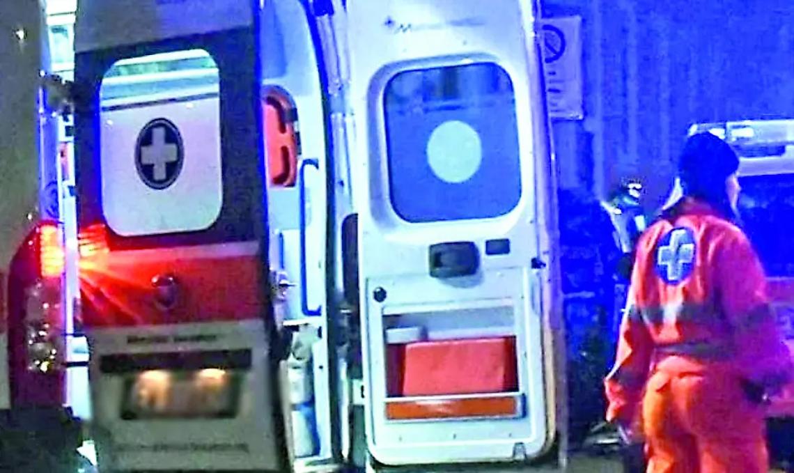 Giovane accoltellato e lasciato davanti al pronto soccorso del Grassi di Ostia