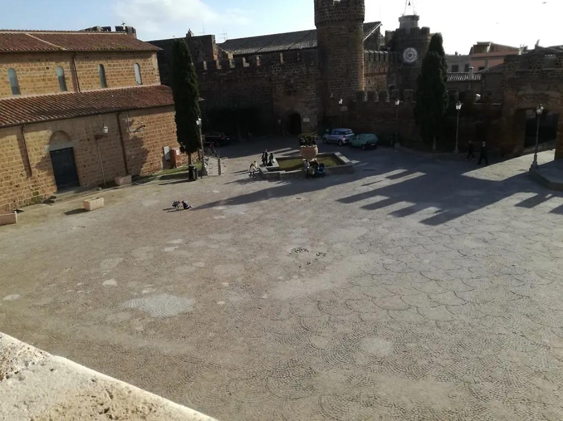 Calcinacci abbandonati davanti al Museo: denunciato