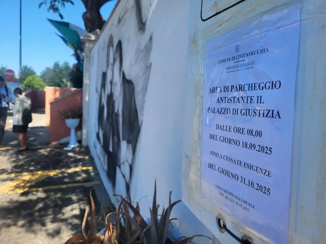 Spuntano divieti di sosta al parcheggio del tribunale