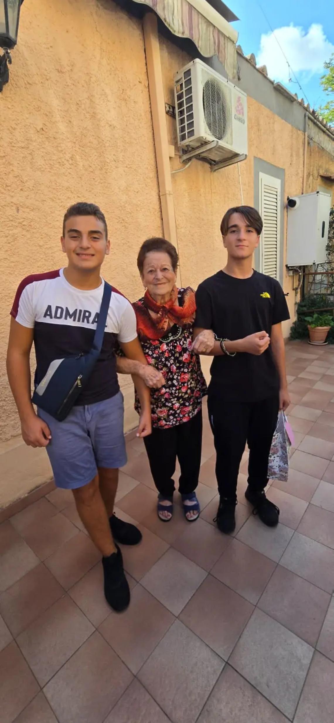 Nonnina cade a terra in giardino, soccorsa da due minorenni