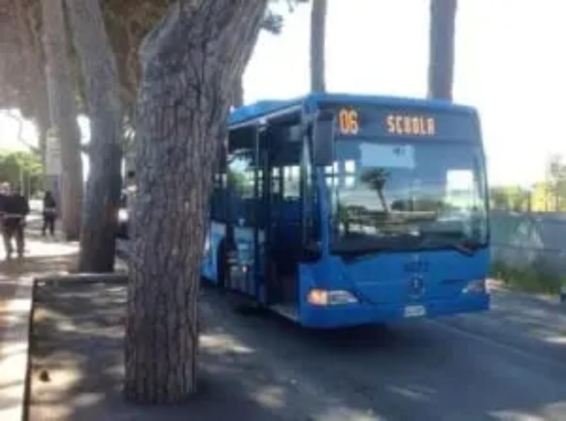 Bus pieni, corse insufficienti, orari che non coincidono con l&rsquo;uscita delle lezioni