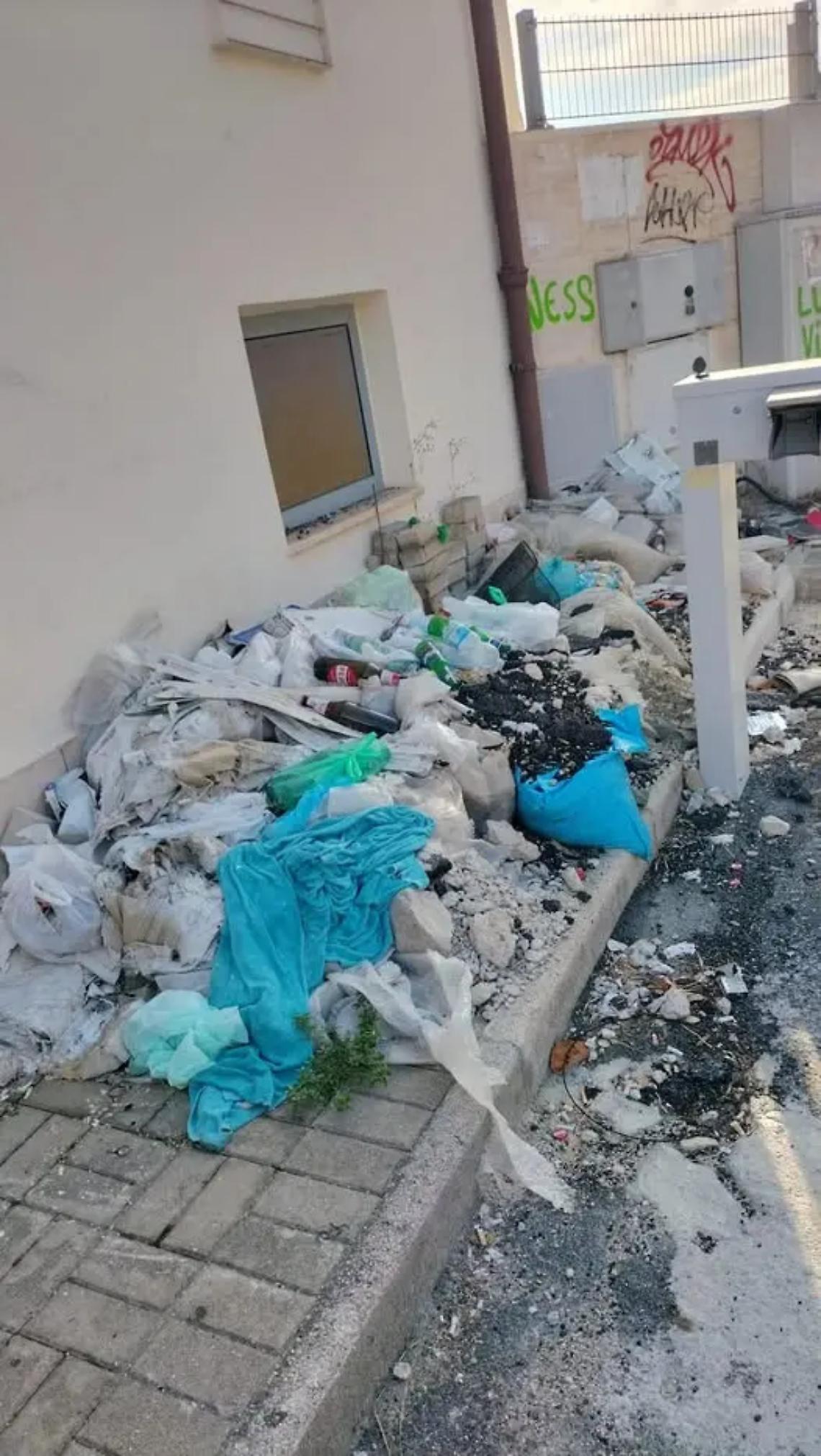 Rifiuti pericolosi abbandonati alla stazione da cinque mesi