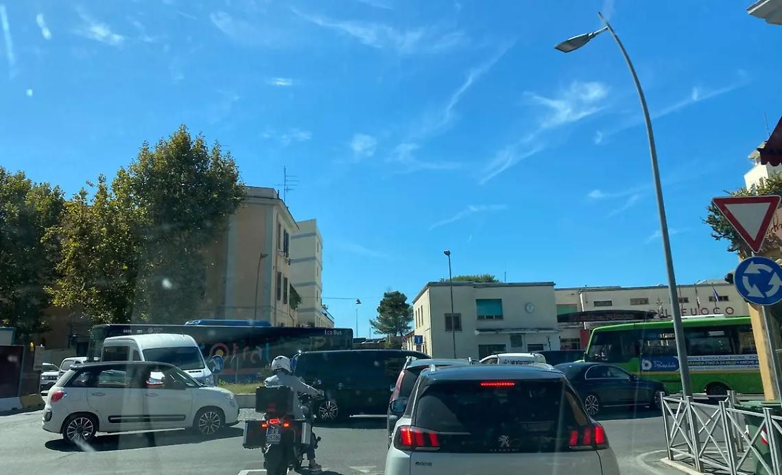 Traffico nel caos, cittadini esasperati: &laquo;La citt&agrave; &egrave; bloccata&raquo;