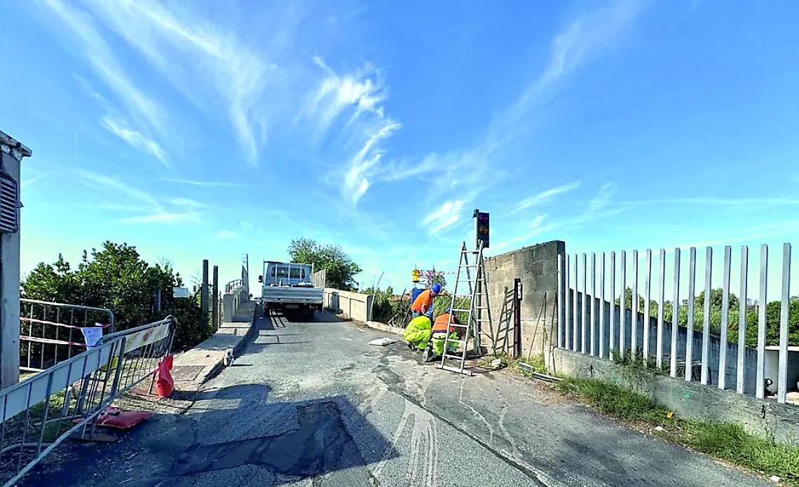 Ponte di viale Tre Denari, riparato il semaforo