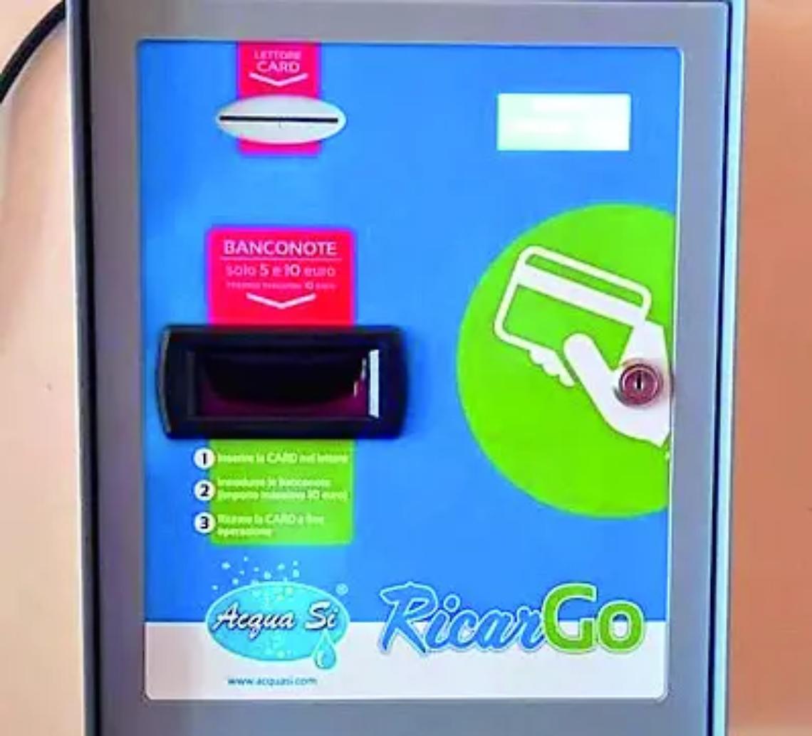 Installata all&rsquo;ingresso del palazzo comunale la torretta per la ricarica delle schede delle fontane leggere