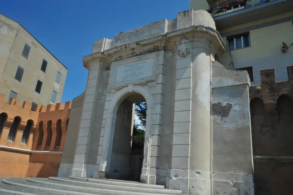 Varchi pedonali di accesso al porto chiusi, chiesti chiarimenti