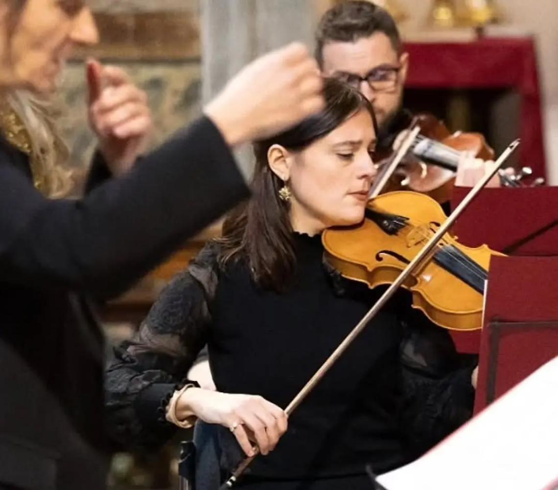 Camilla Crisostomi, una violinista civitavecchiese al concerto in ricordo di Pavarotti