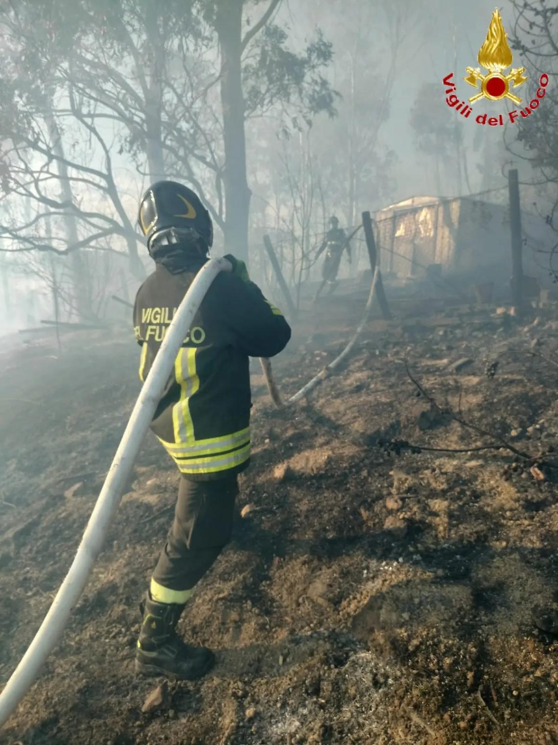 Incendio al Sasso, arriva anche un elicottero