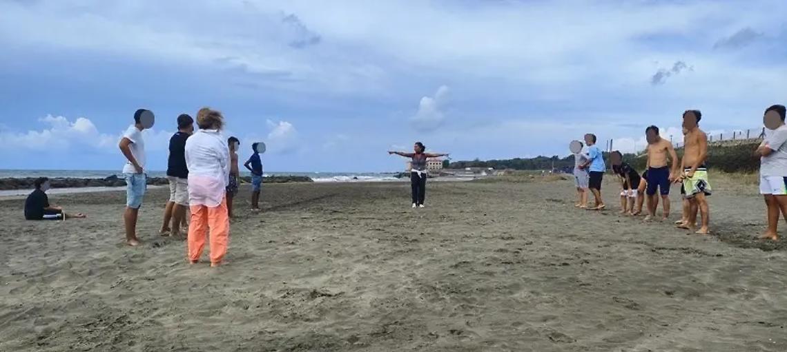 Condivisione non solo in classe, uscita in spiaggia e al bosco di Palo per gli studenti