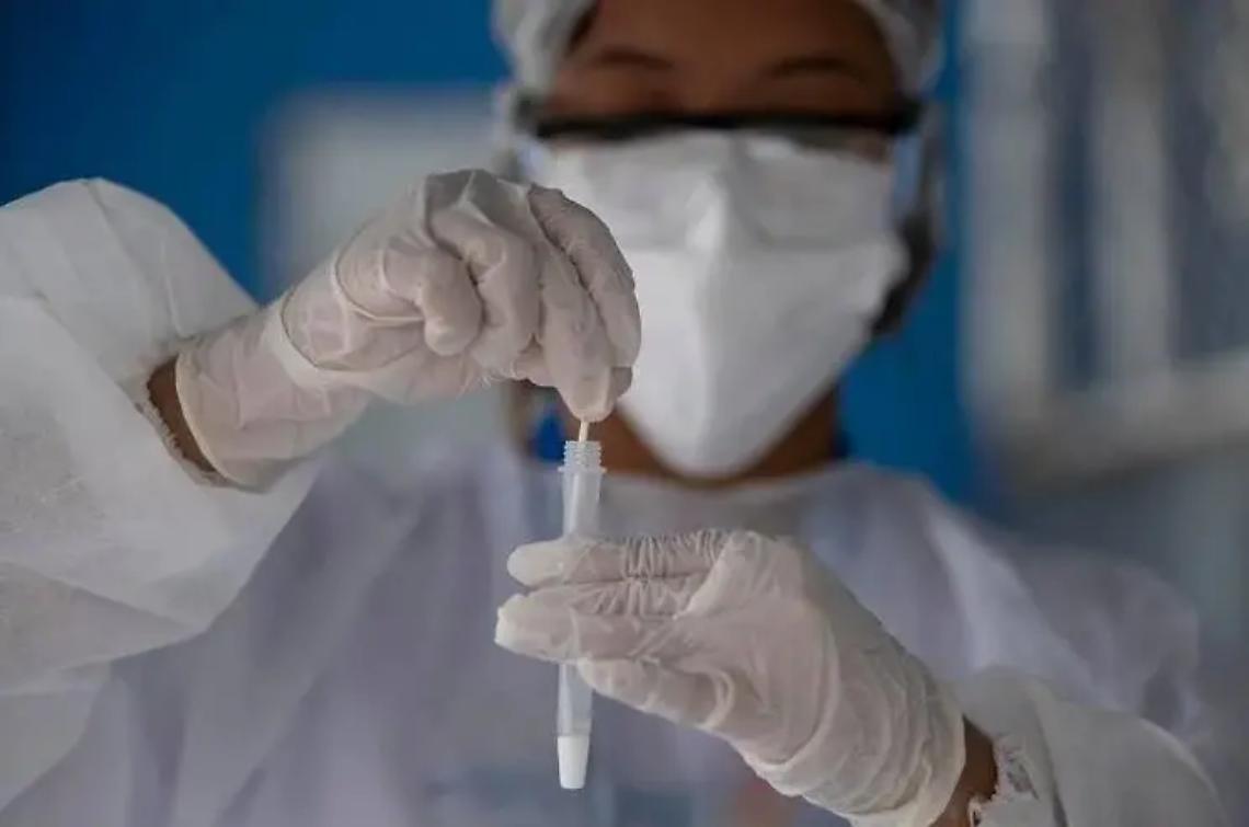 La rivolta degli operatori sanitari: &laquo;Eroi della pandemia, ora licenziati&raquo;