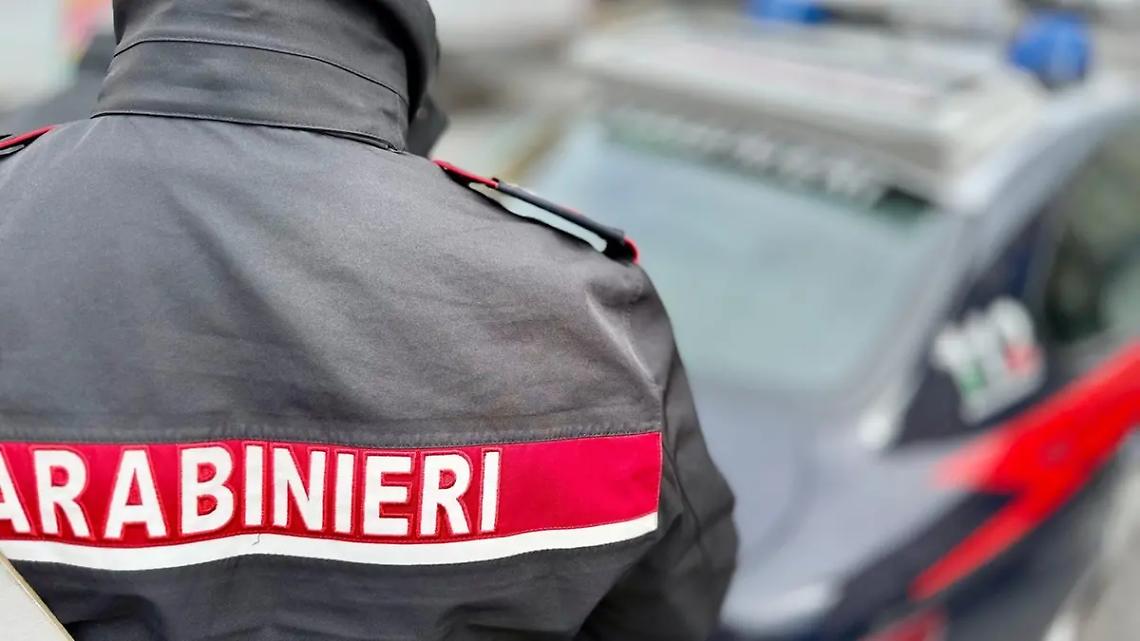 Ruba una valigia da un&rsquo;auto e fugge: 23enne bloccato dai carabinieri a Santa Marinella