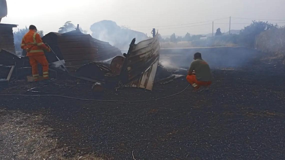 Vasto incendio alla Castellina, salve le abitazioni limitrofe