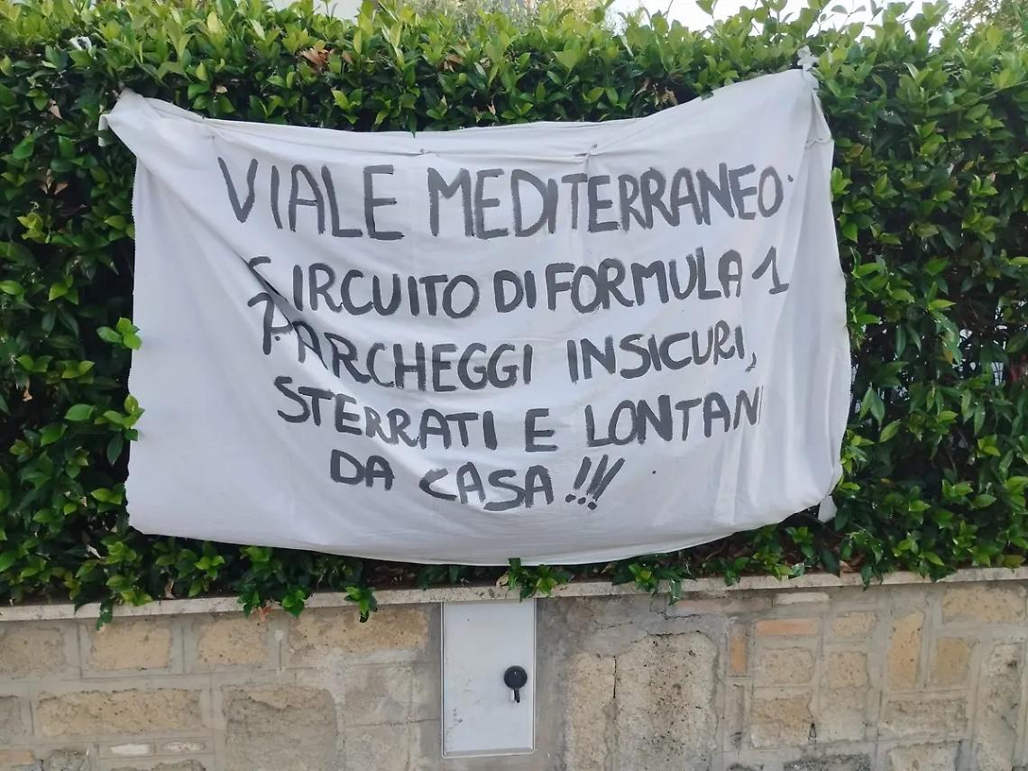 Polemiche e striscioni contro la ciclabile