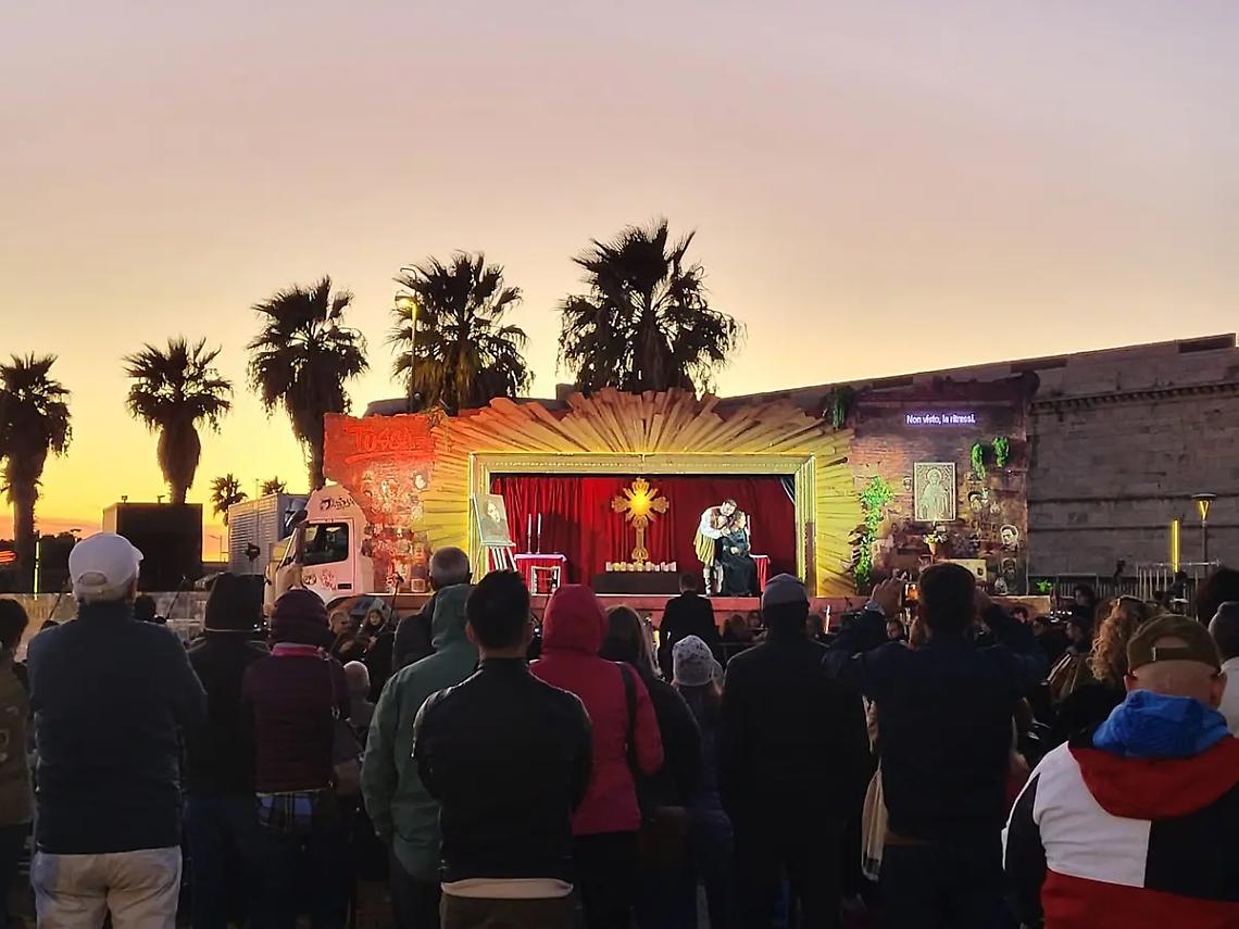 La lirica scende in piazza: applausi per Tosca nonostante il freddo