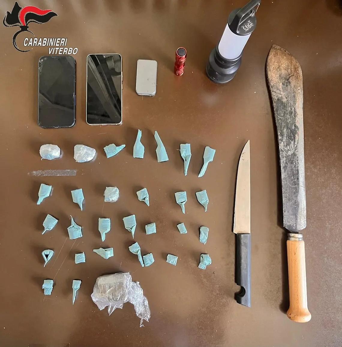 Spaccio nei boschi: i carabinieri recuperano la droga