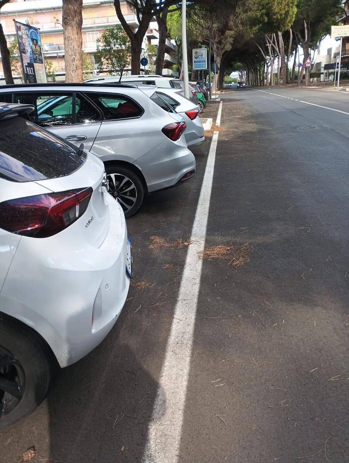Tarquinia, auto al posto della pista ciclabile, pedoni e ciclisti infuriati