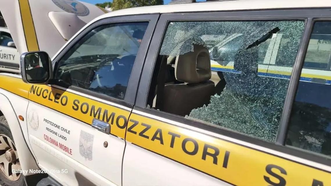 Vandali nella sede della Prociv di Santa Marinella: distrutti tre mezzi adibiti all&rsquo;antincendio