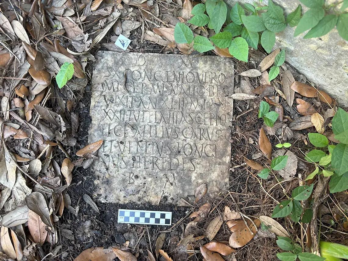 Da Civitavecchia a New Orleans e ritorno: stele funeraria ritrovata in un giardino