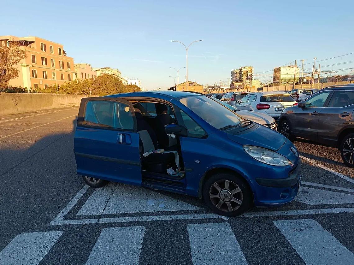 Vandalismi e sosta selvaggia: viale della Vittoria sempre pi&ugrave; &lsquo;&rsquo;terra di nessuno&rsquo;&rsquo;