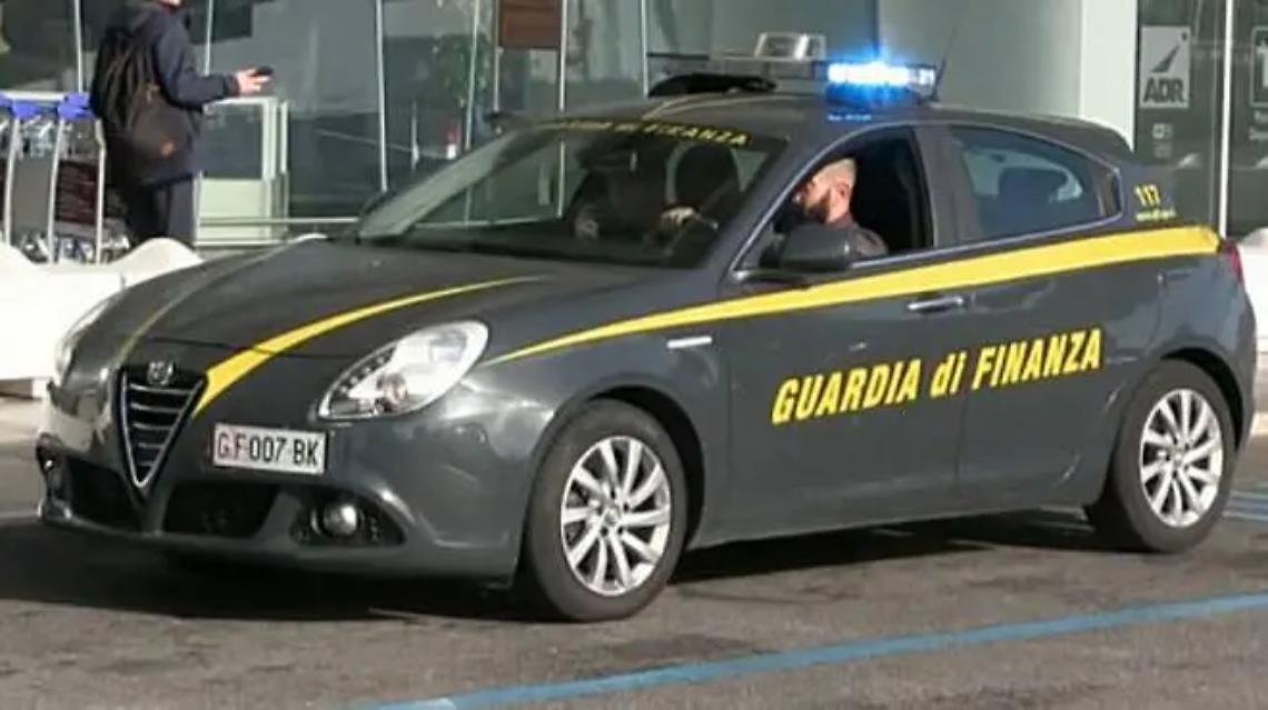 Ruba un&rsquo;auto in porto e forza la sbarra