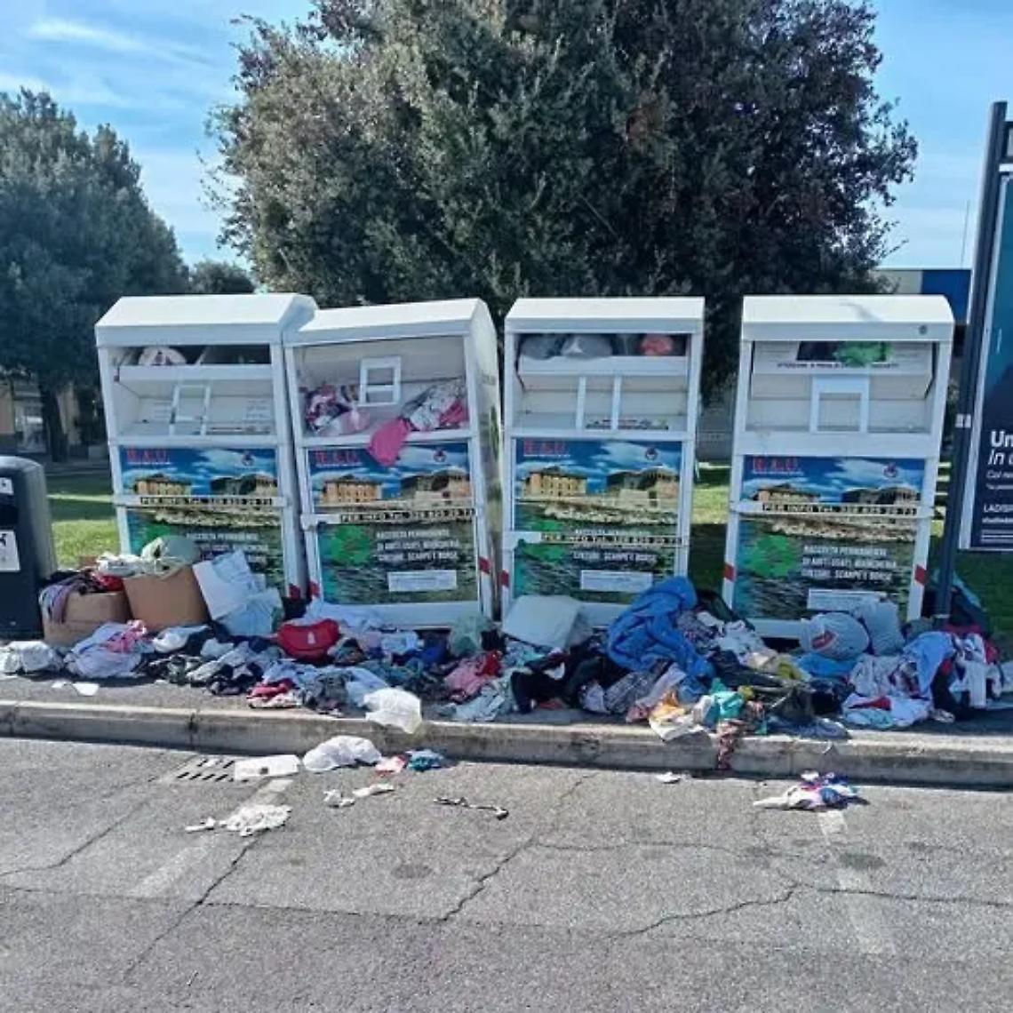 Container di abiti usati sempre pi&ugrave; nel mirino degli &ldquo;sporcaccioni&rdquo;